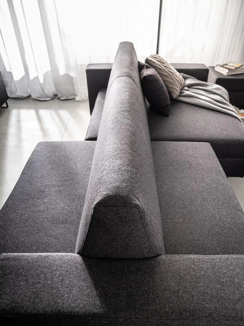 dwustronna sofa w wąskim pokoju